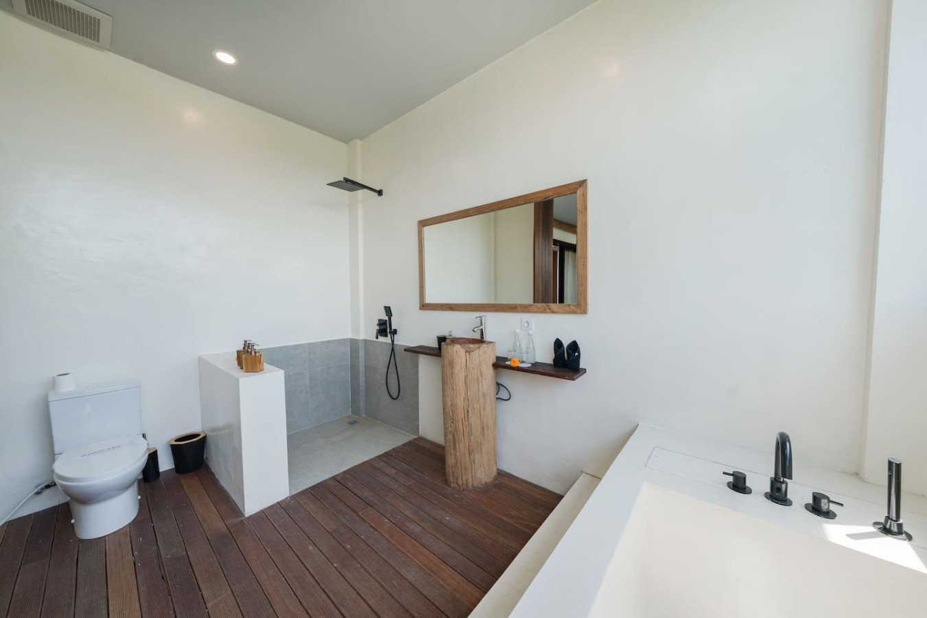 Villa Kiri - Modern 2BR Villa Rooftop & Pool 22
