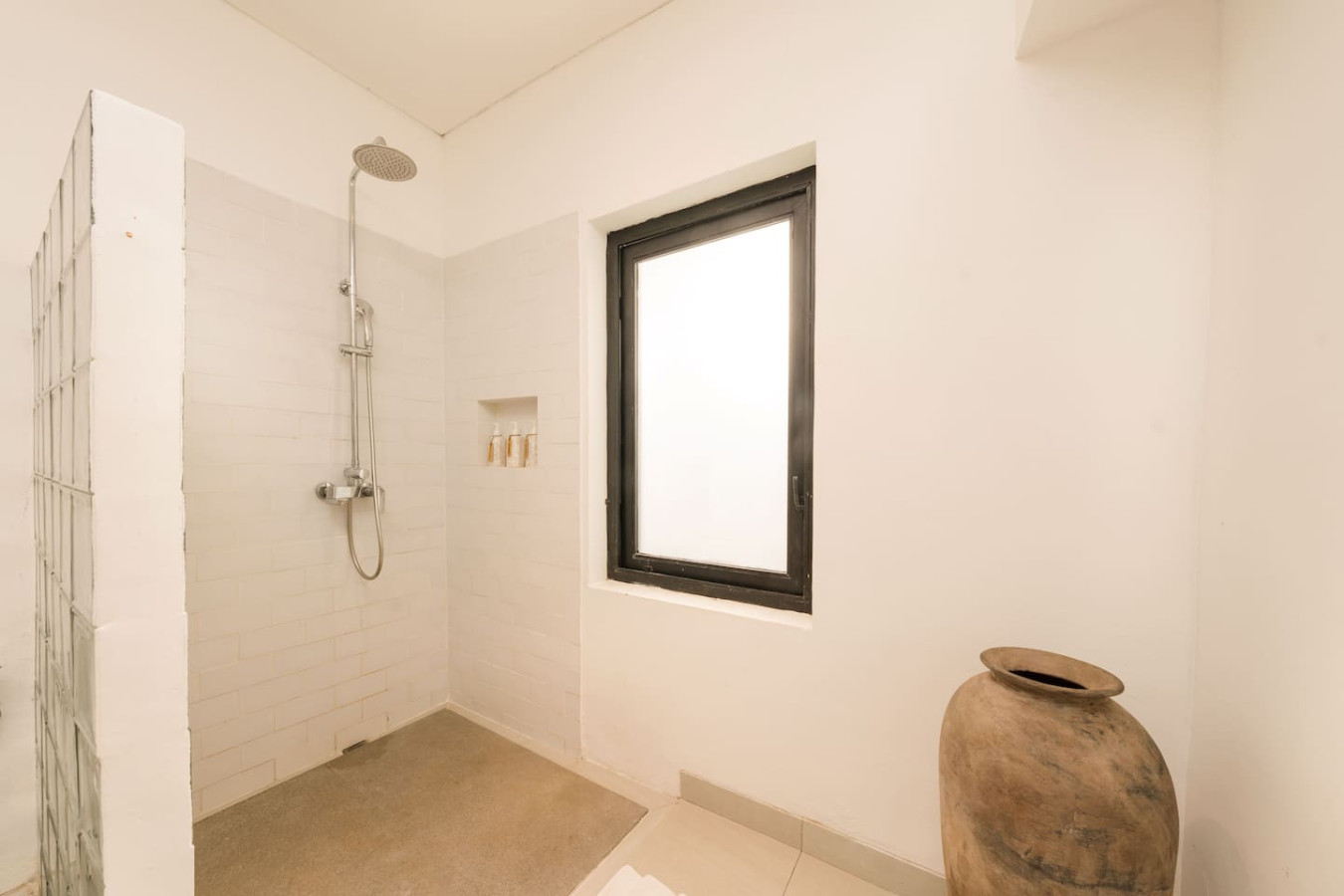 Spacious 5BR Modern Simplicity, Near Canggu's Best 15