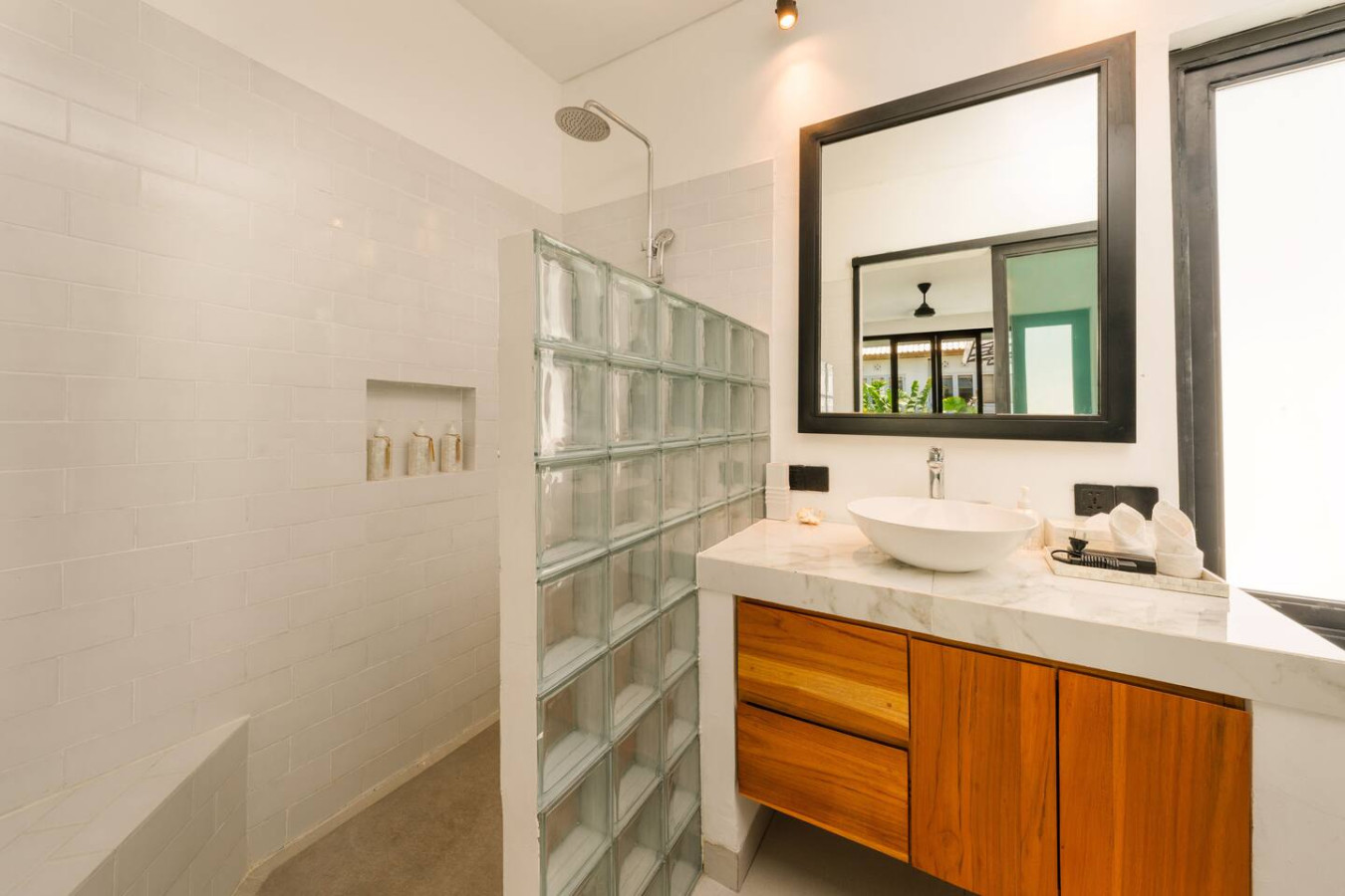 Spacious 5BR Modern Simplicity, Near Canggu's Best 22