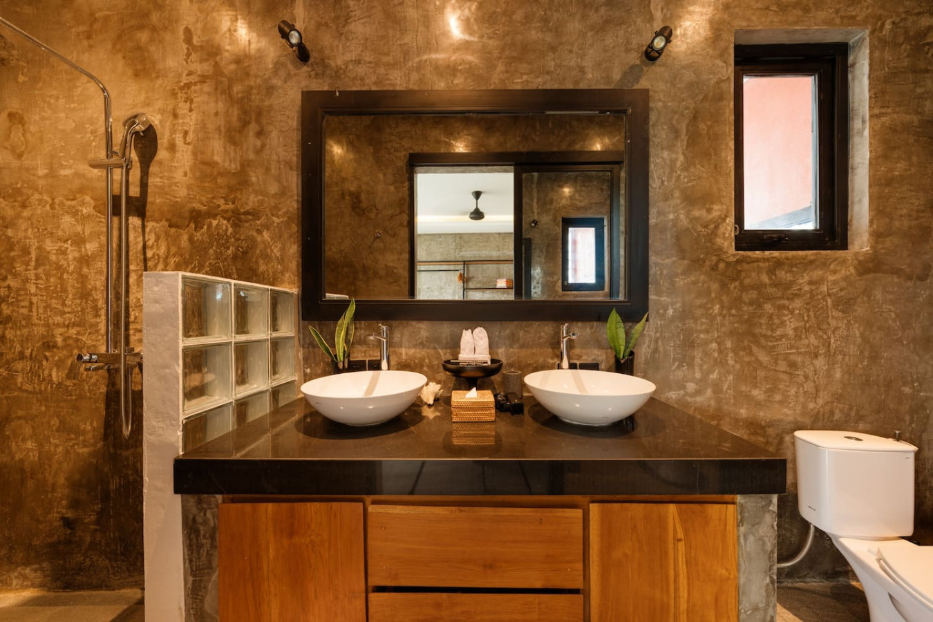 Modern Artistic 5BR Haven in Canggu Berawa 13