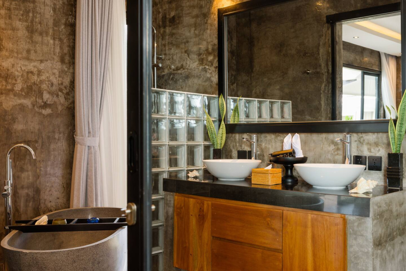Modern Artistic 5BR Haven in Canggu Berawa 24