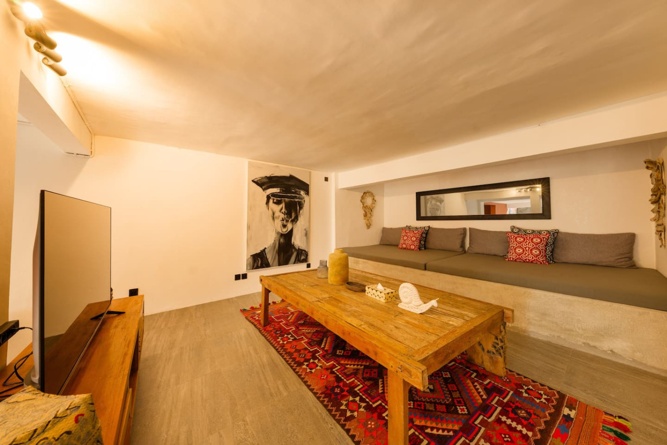 Modern Artistic 5BR Haven in Canggu Berawa 37