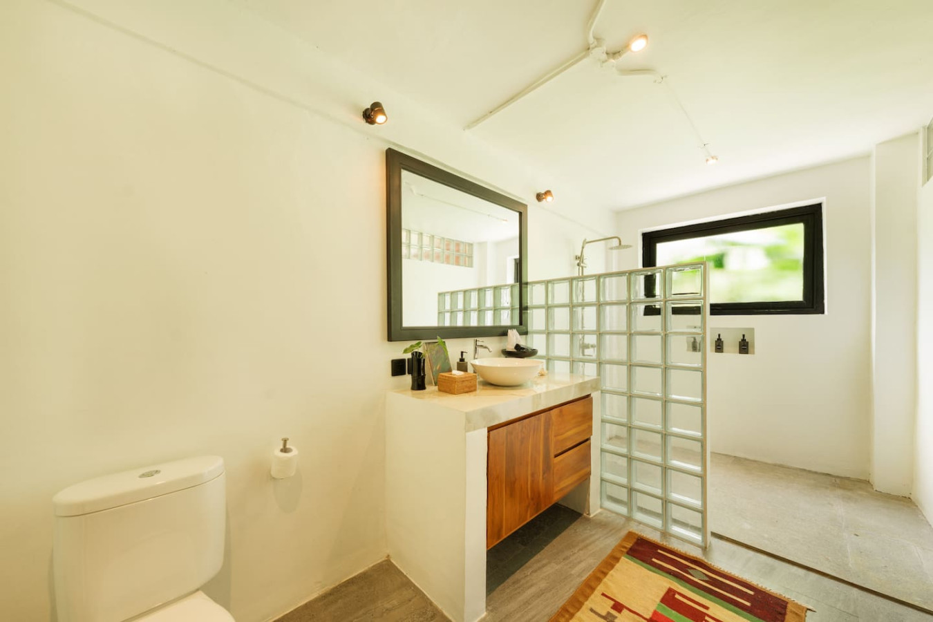 Modern Artistic 5BR Haven in Canggu Berawa 41