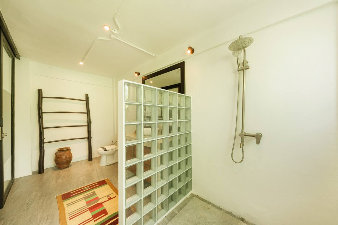 Modern Artistic 5BR Haven in Canggu Berawa 52