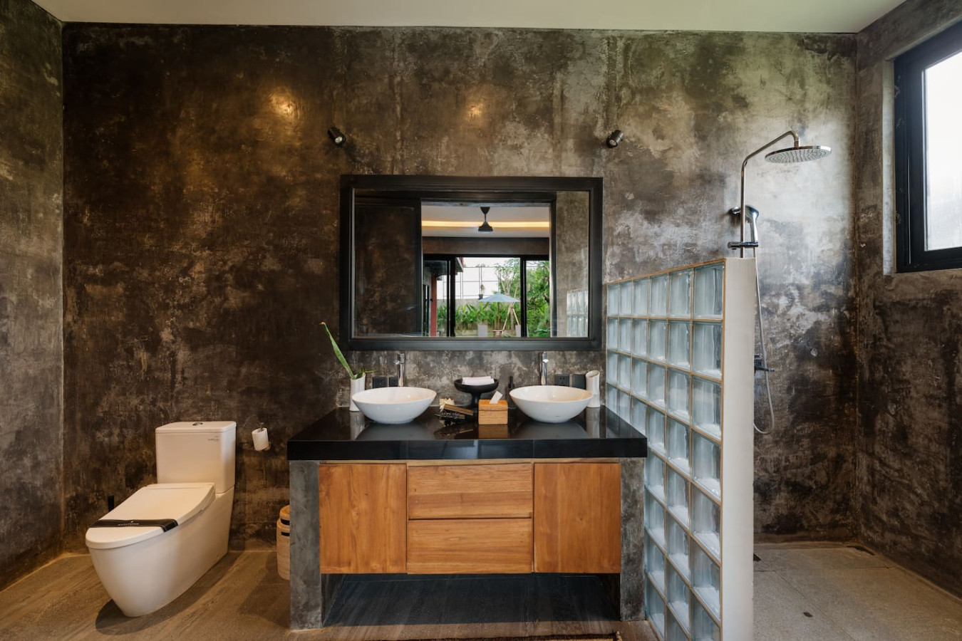 Modern Artistic 5BR Haven in Canggu Berawa 61