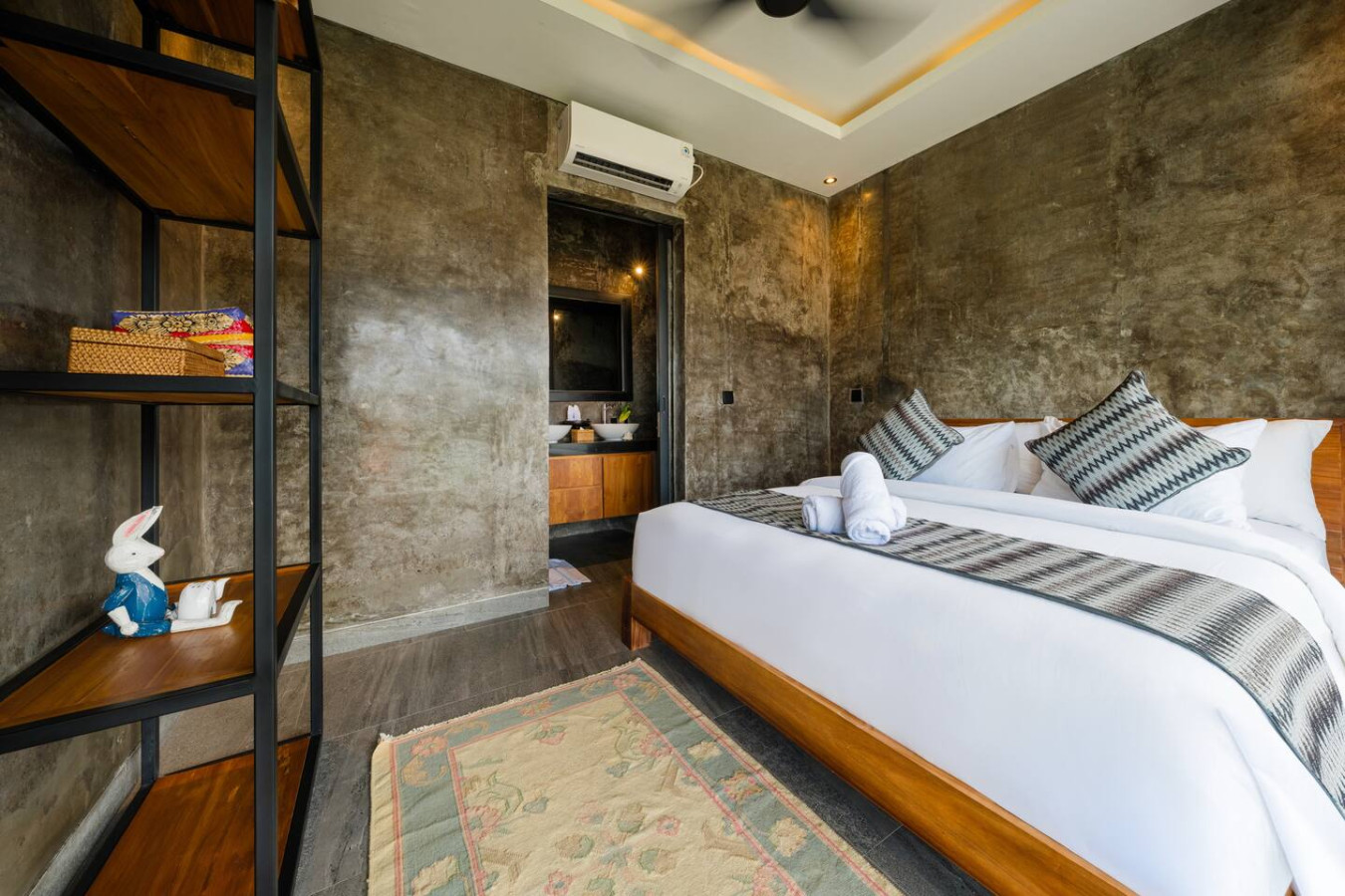 Modern Artistic 5BR Haven in Canggu Berawa 76