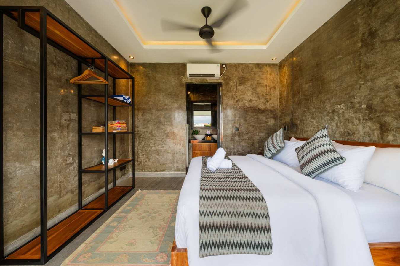 Modern Artistic 5BR Haven in Canggu Berawa 85
