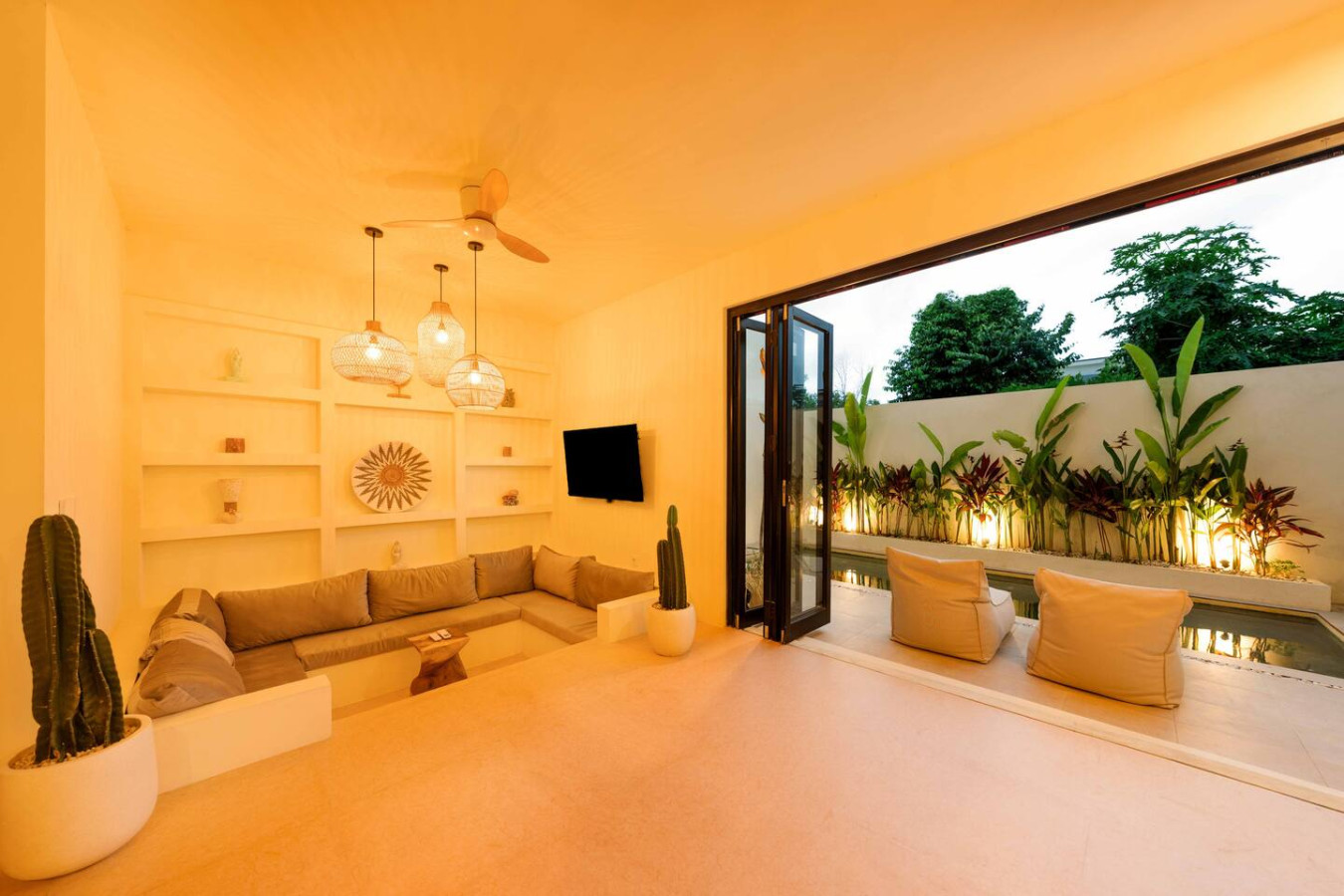 Modern 2BR Oasis with Pool in Balangan 2