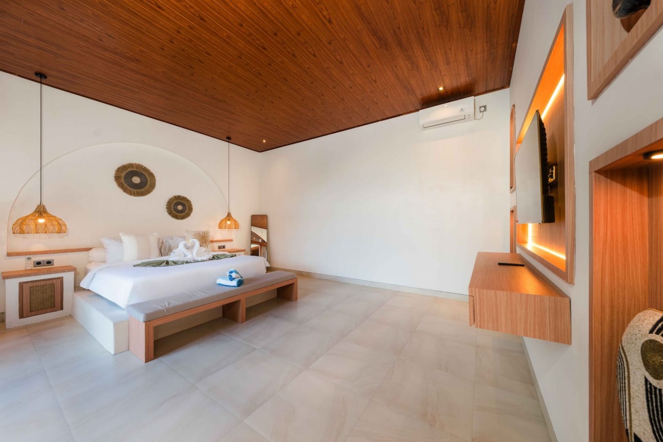 NUQ Seminyak - Spacious 3BR Pool Villa 18