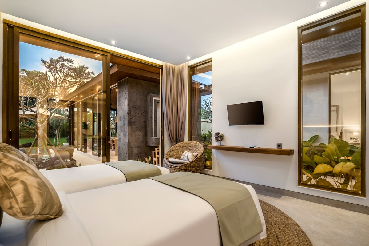 Reva 2BR Enchanted Rice Grove Villa w/InfinityPool 15