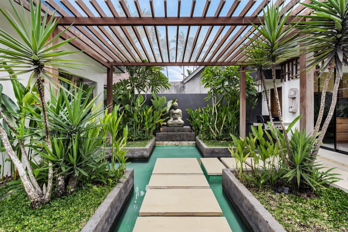 Villa Gabrielle: 4BR w/ Pool & Jungle View in Ubud 13