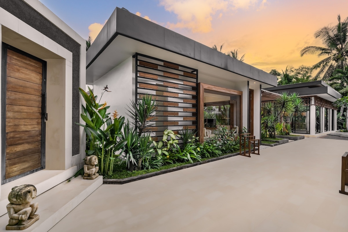 Villa Gabrielle: 4BR w/ Pool & Jungle View in Ubud 14