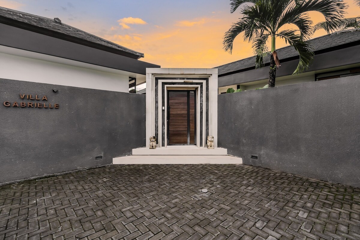 Villa Gabrielle: 4BR w/ Pool & Jungle View in Ubud 17