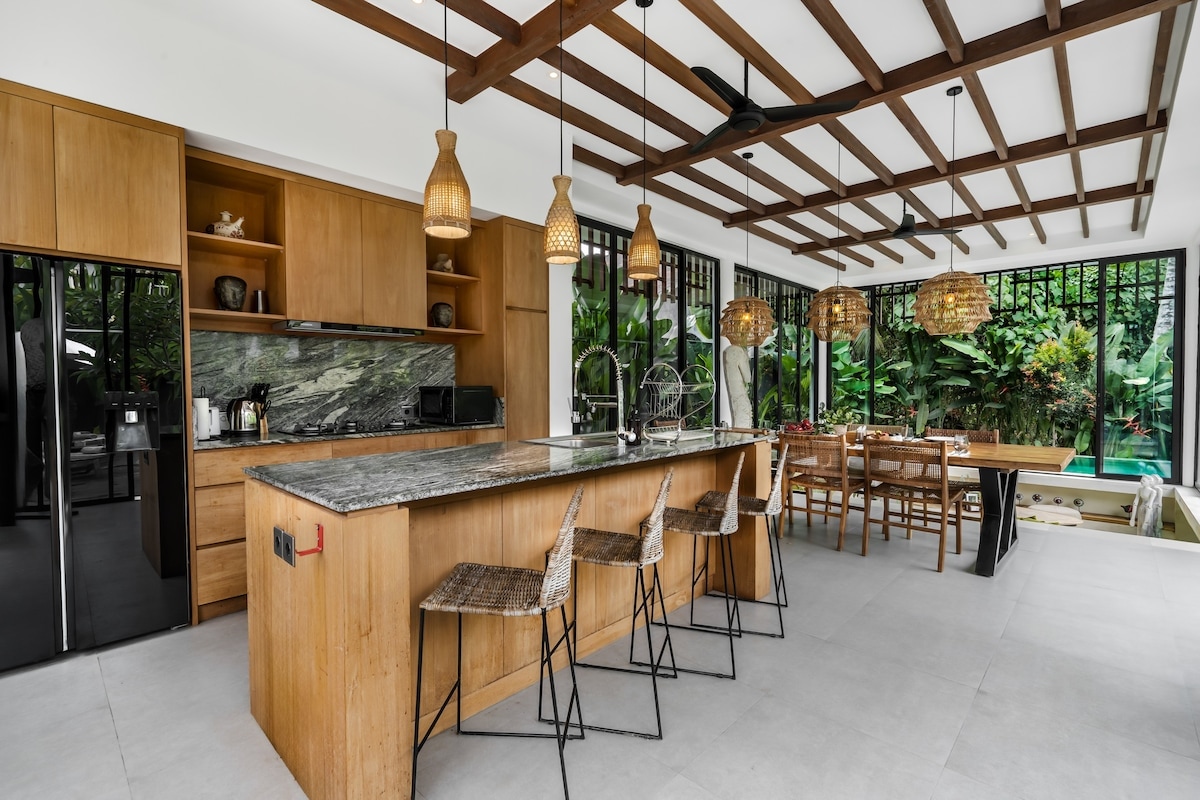 Villa Gabrielle: 4BR w/ Pool & Jungle View in Ubud 2