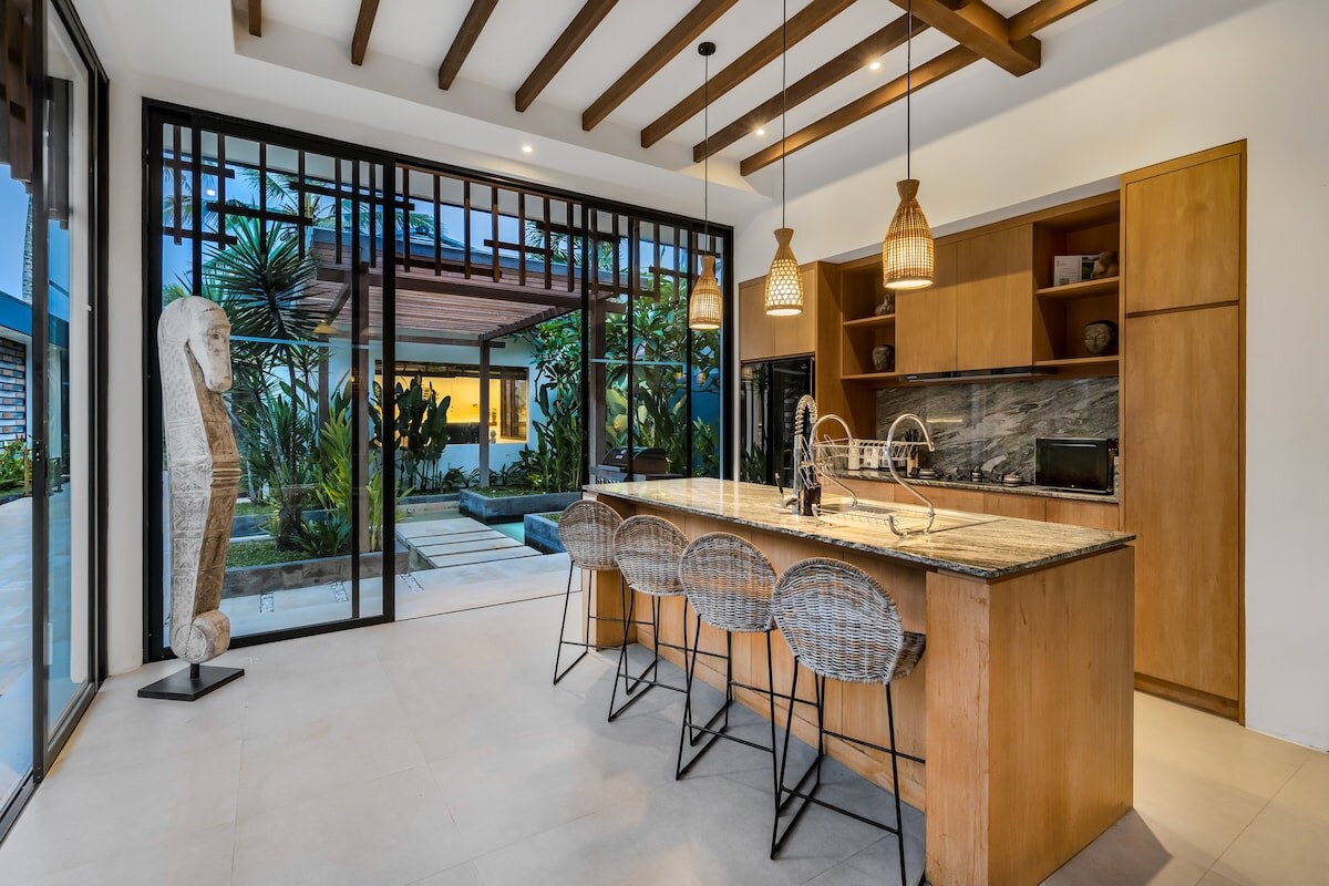 Villa Gabrielle: 4BR w/ Pool & Jungle View in Ubud 3