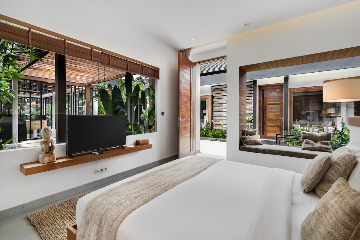 Villa Gabrielle: 4BR w/ Pool & Jungle View in Ubud 6