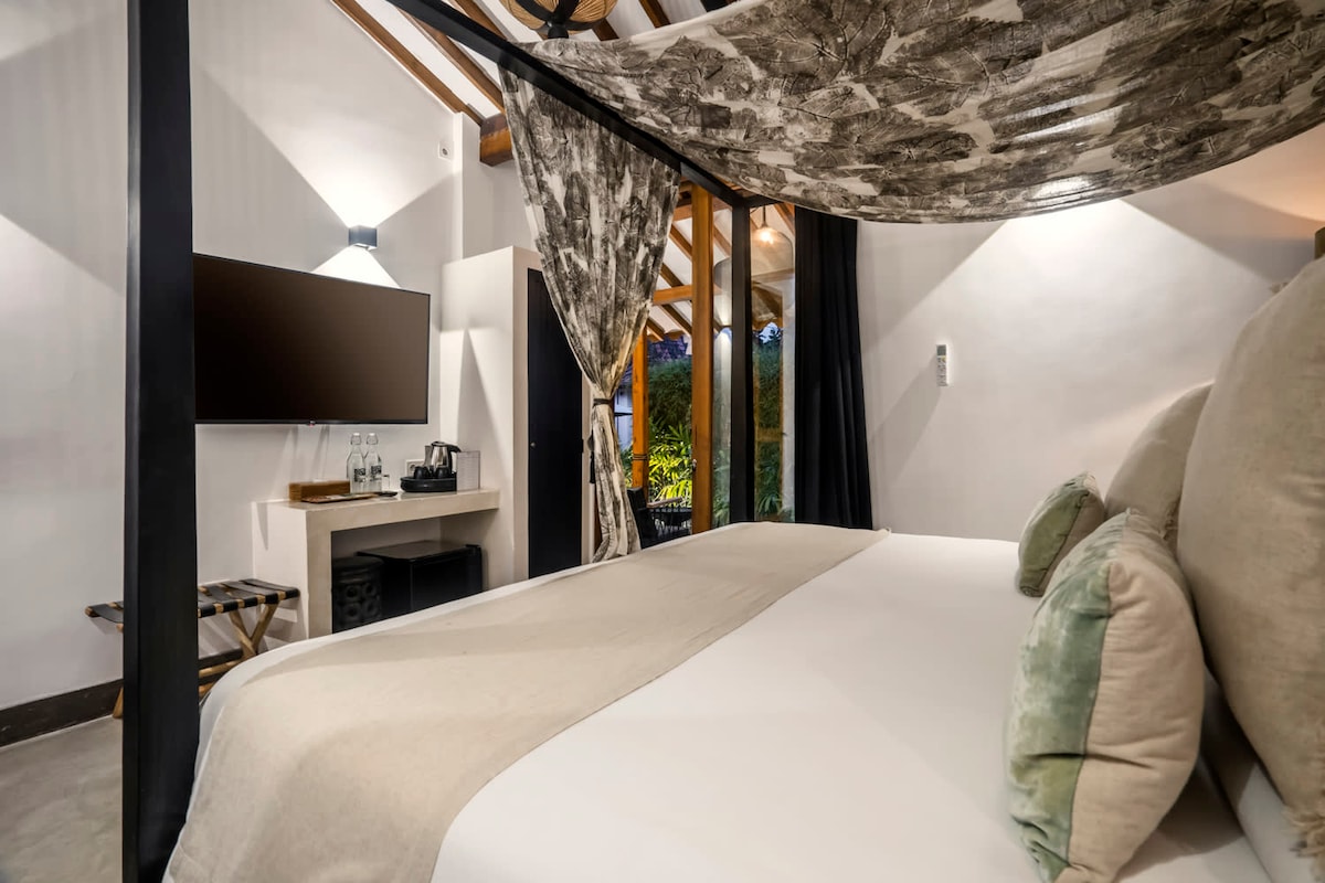 Bloom 1BR Joglo, 900m to Beach in Canggu Center