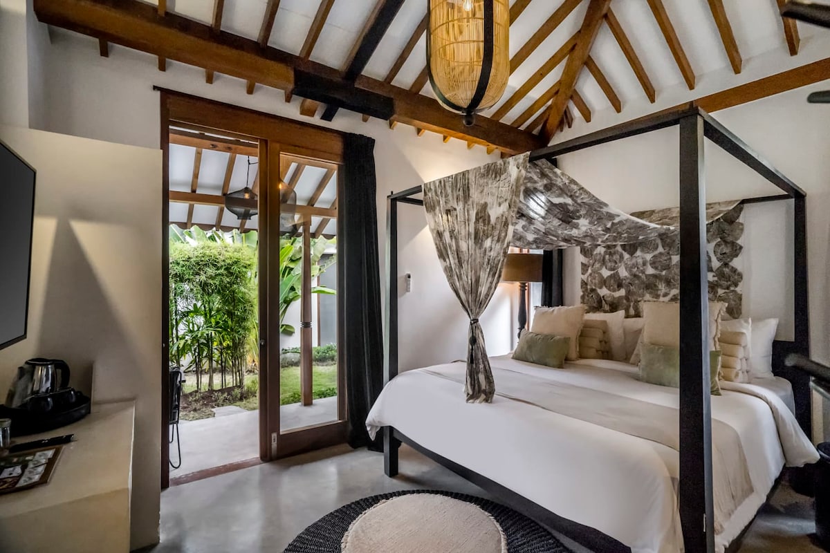 Bloom 1BR Joglo, 900m to Beach in Canggu Center 2