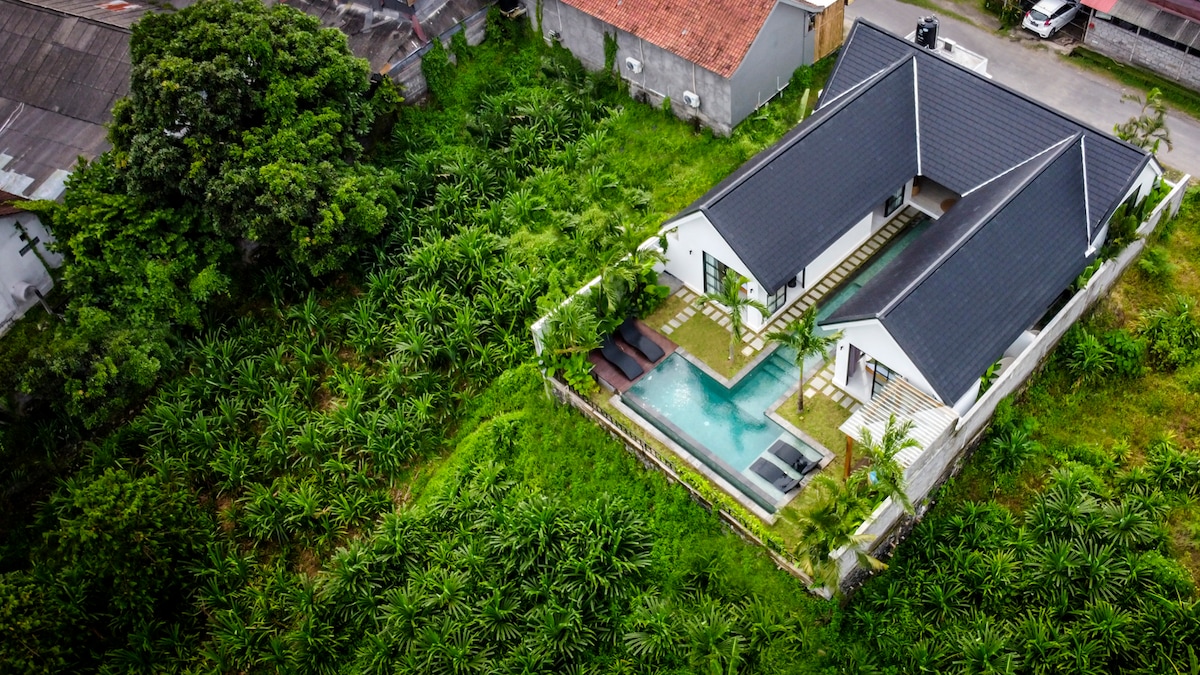 Villa Celavie - 4BR Villa in Tumbakbayuh 35