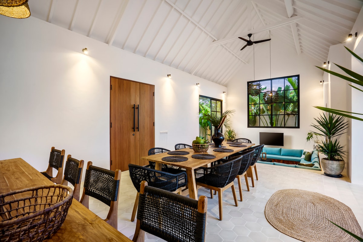 Villa Celavie - 4BR Villa in Tumbakbayuh 8