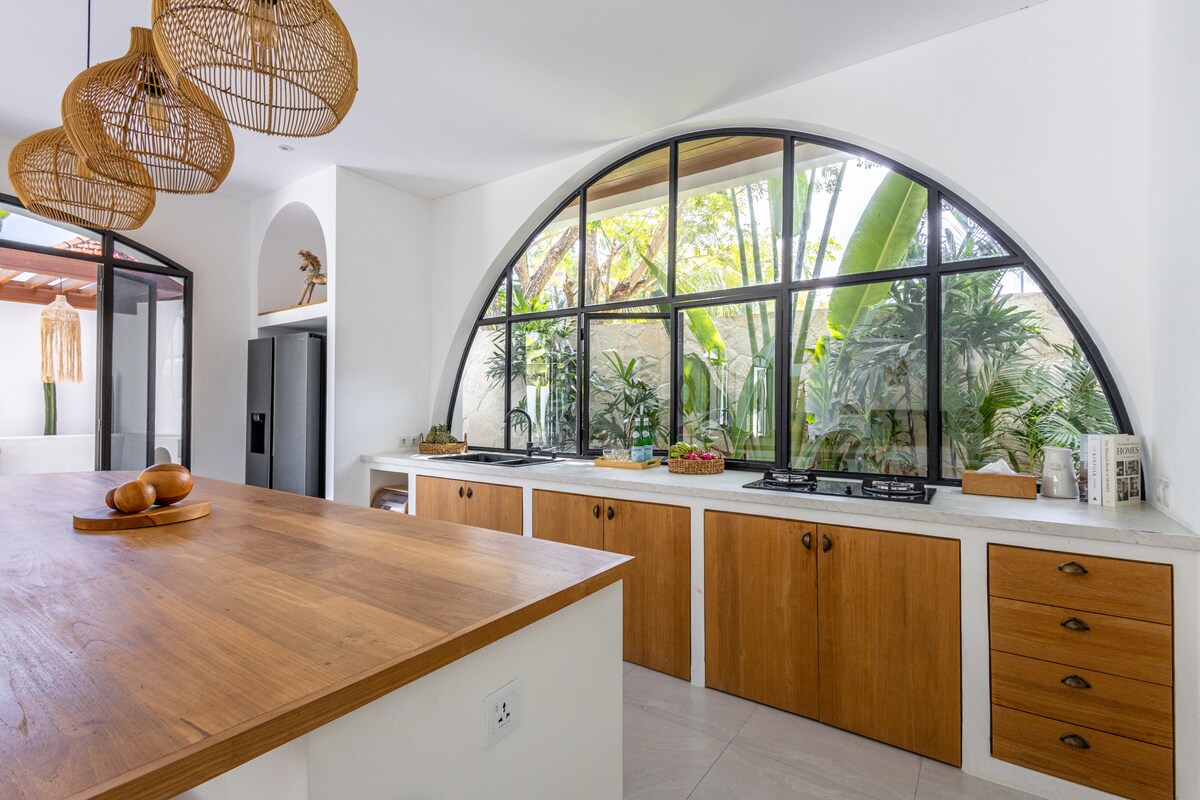 Harper: 4BR Family Villa w/ Kids Room in Canggu 5