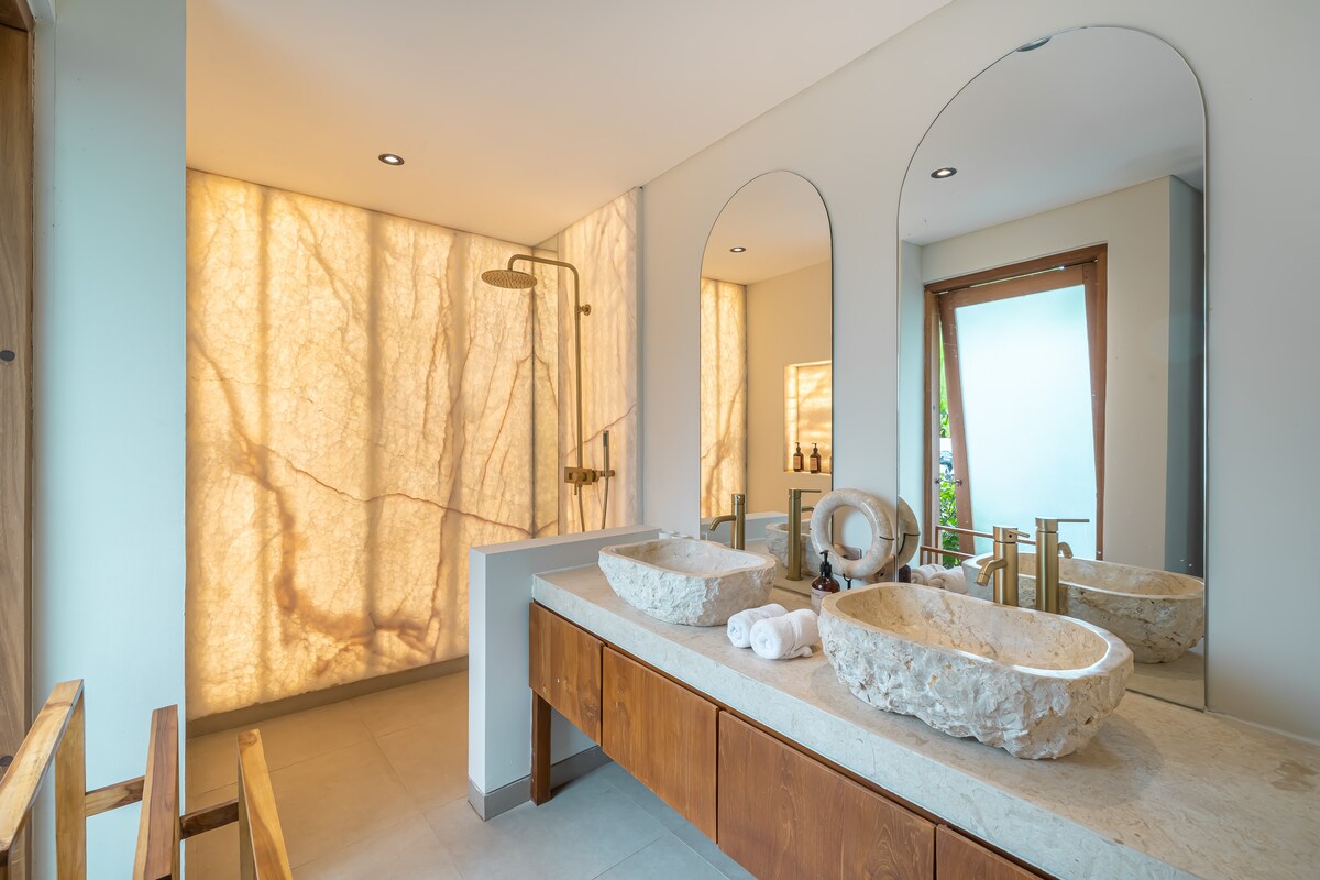 Villa Pande - 3BR with Lagoon Pool & Sauna Retreat 46