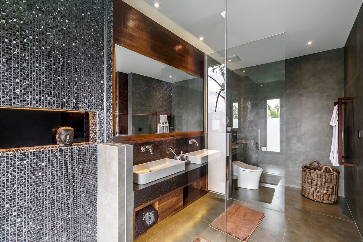 Veni Vidi Vici with Sports Facilities & Spectacular View 75