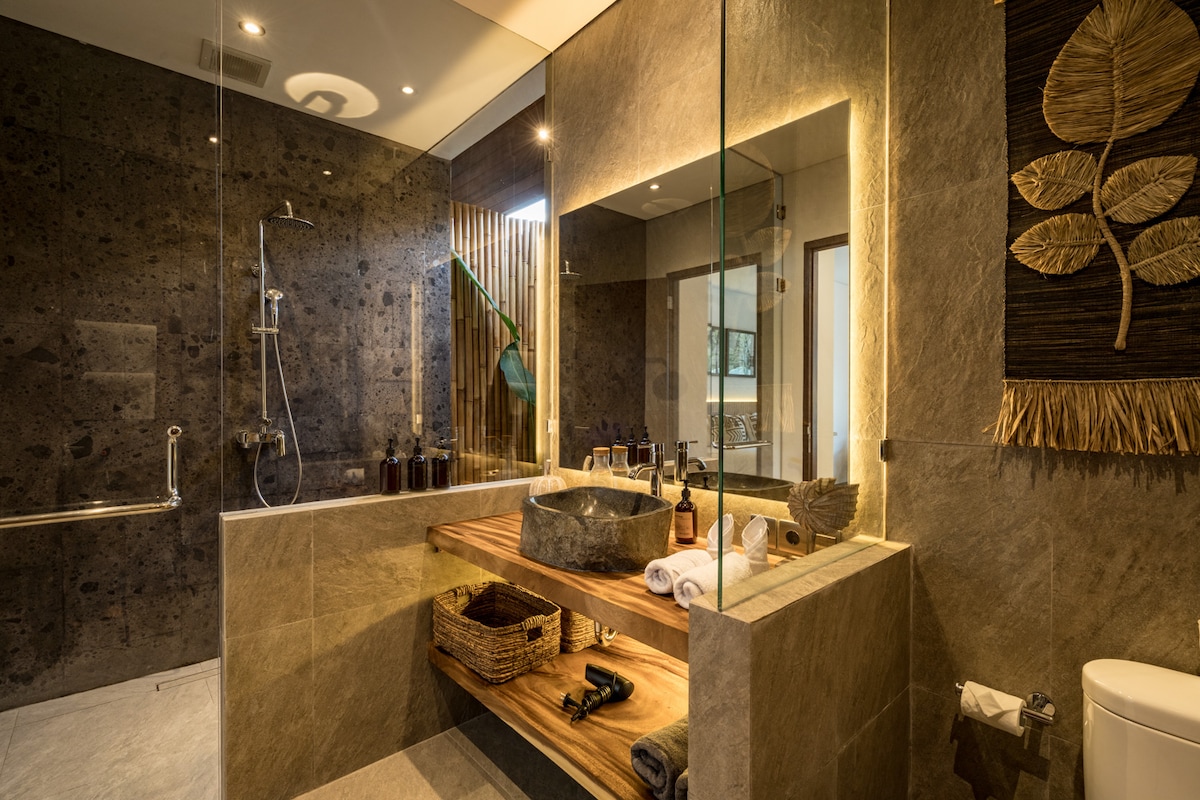 Villa Ricarda: 3BR Jungle View, Yoga Space in Ubud 21