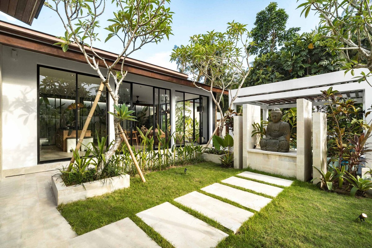 Villa Ricarda: 3BR Jungle View, Yoga Space in Ubud 26