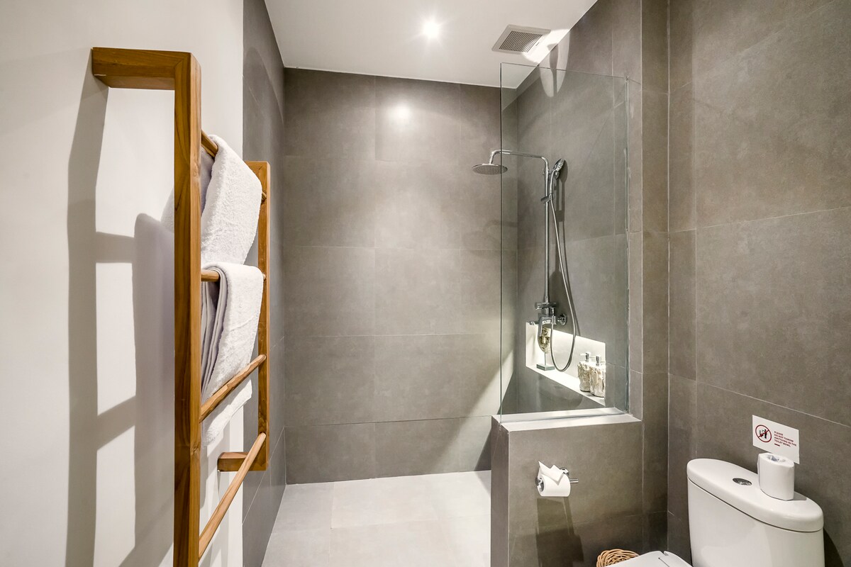 Padma Putih 5BR: 20m Pool, Twin Beds, & Massage 20
