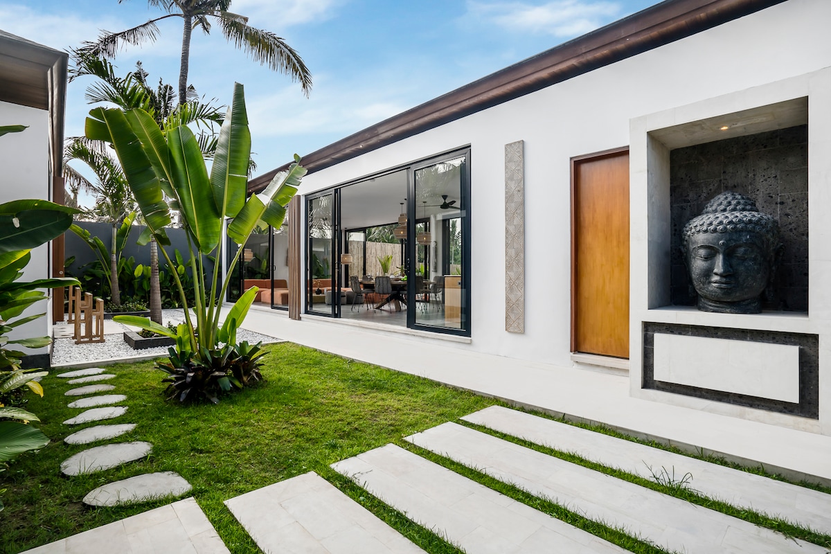 Padma Putih 5BR: 20m Pool, Twin Beds, & Massage 24