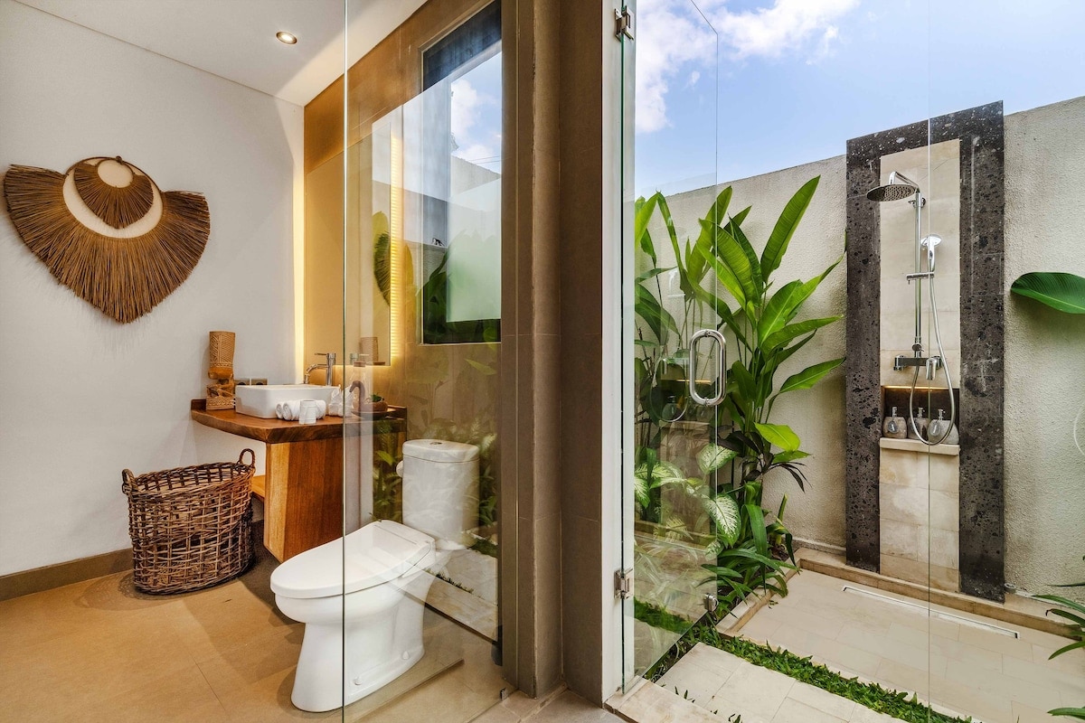 Memandu: 4 BR Family Villa w/Infinity Pool in Ubud 10