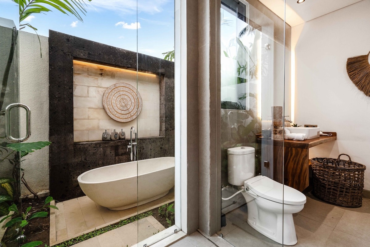 Memandu: 4 BR Family Villa w/Infinity Pool in Ubud 9