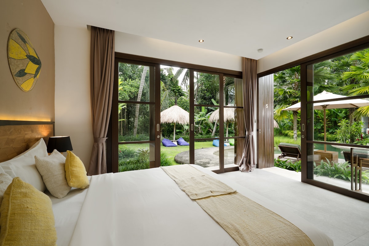 5BR Family Villa w/Pool, Spa & Beachy Vibe in Ubud 10