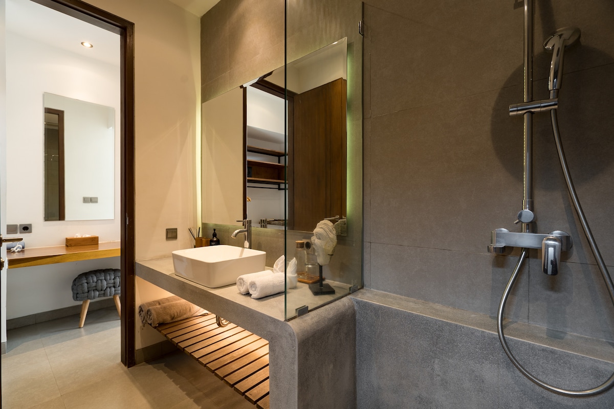 5BR Family Villa w/Pool, Spa & Beachy Vibe in Ubud 16