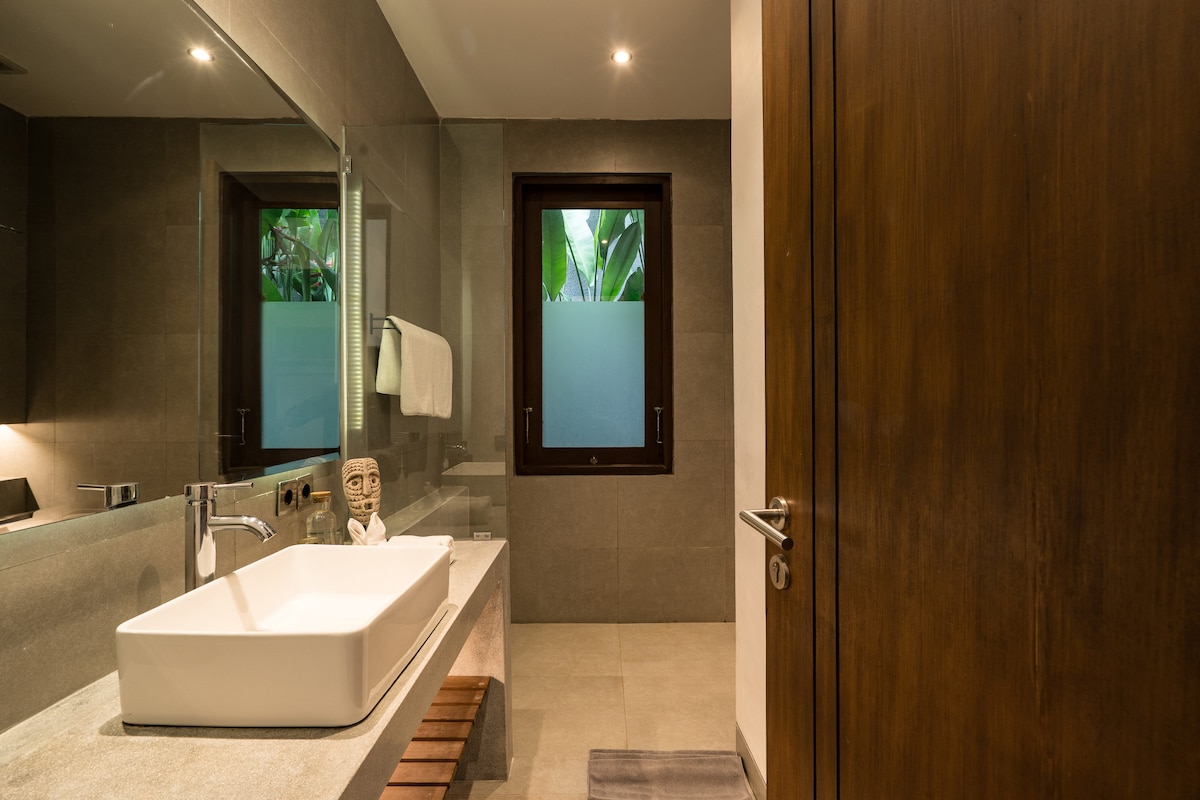 5BR Family Villa w/Pool, Spa & Beachy Vibe in Ubud 17