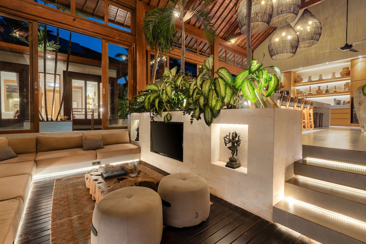 Orion 5BR Villa in Ubud: Pool and Jungle View 1