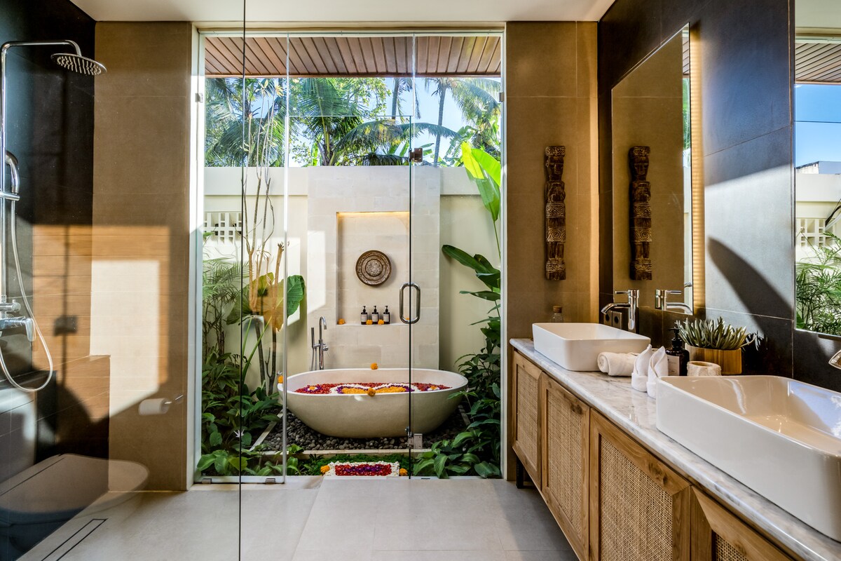 Orion 5BR Villa in Ubud: Pool and Jungle View 19