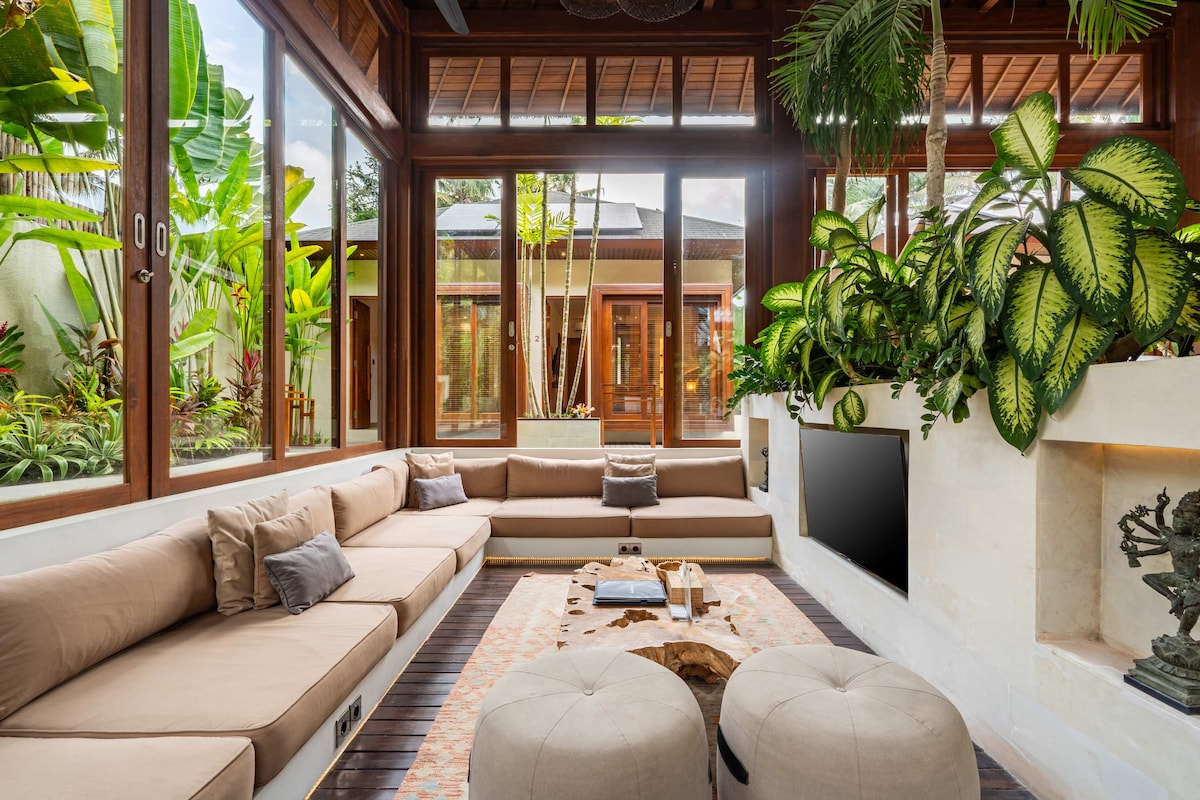 Orion 5BR Villa in Ubud: Pool and Jungle View 2