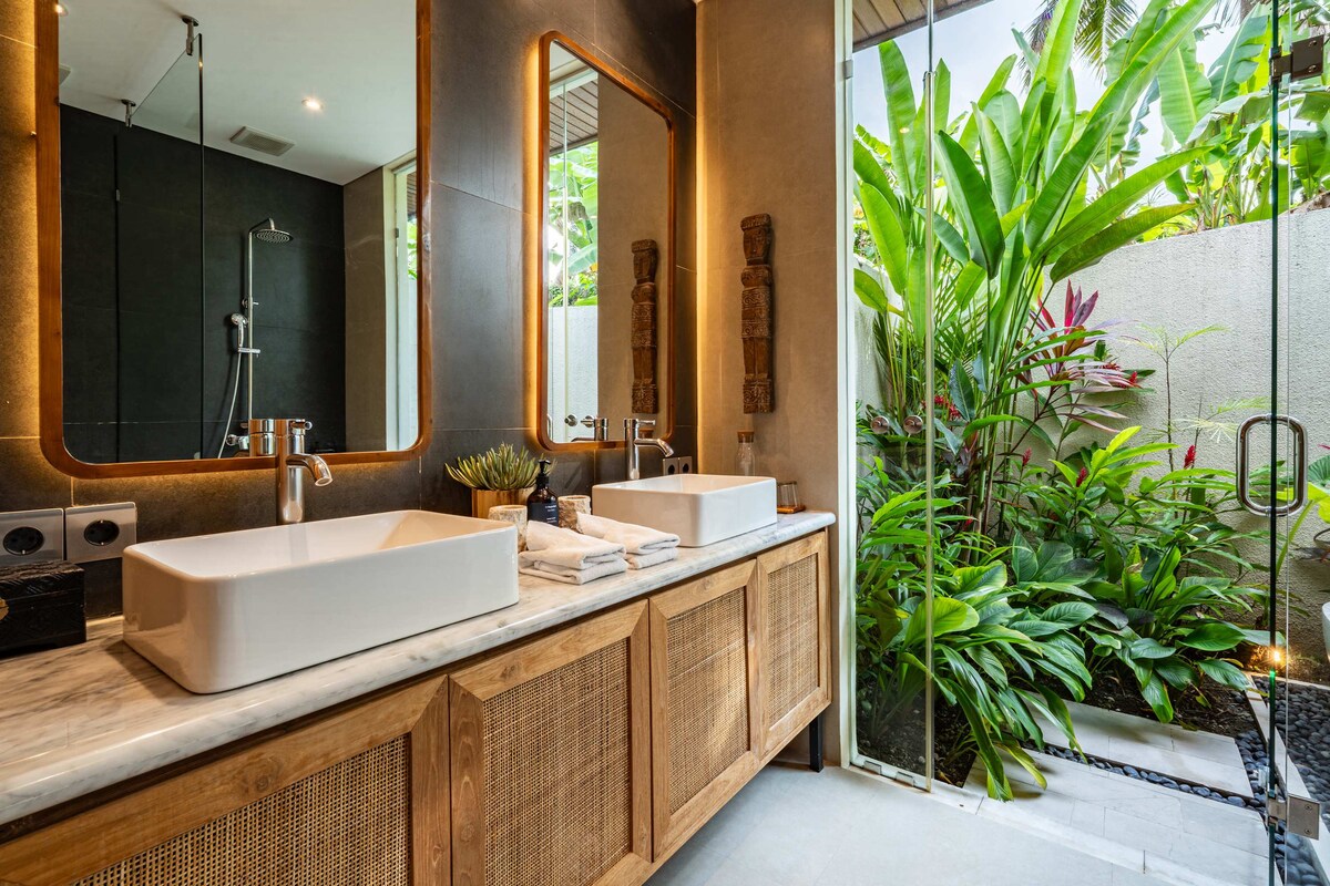 Orion 5BR Villa in Ubud: Pool and Jungle View 22