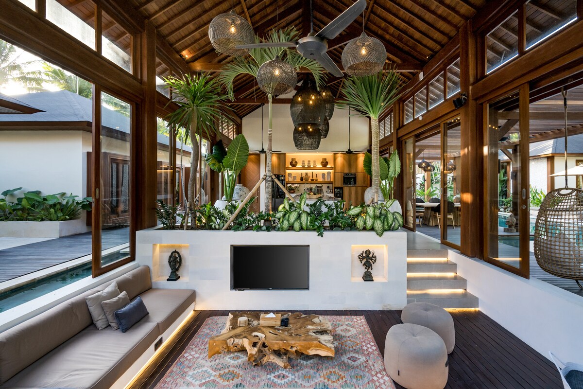 Orion 5BR Villa in Ubud: Pool and Jungle View 3