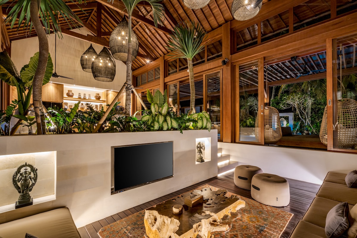 Orion 5BR Villa in Ubud: Pool and Jungle View 4
