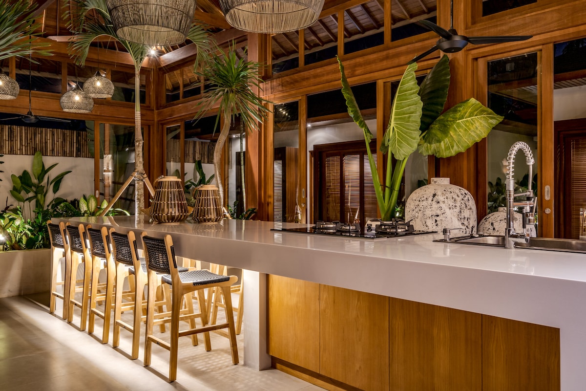 Orion 5BR Villa in Ubud: Pool and Jungle View 7