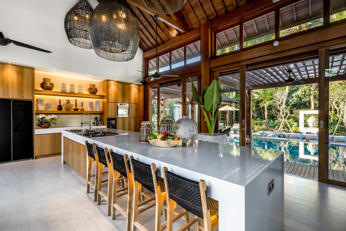 Orion 5BR Villa in Ubud: Pool and Jungle View 8