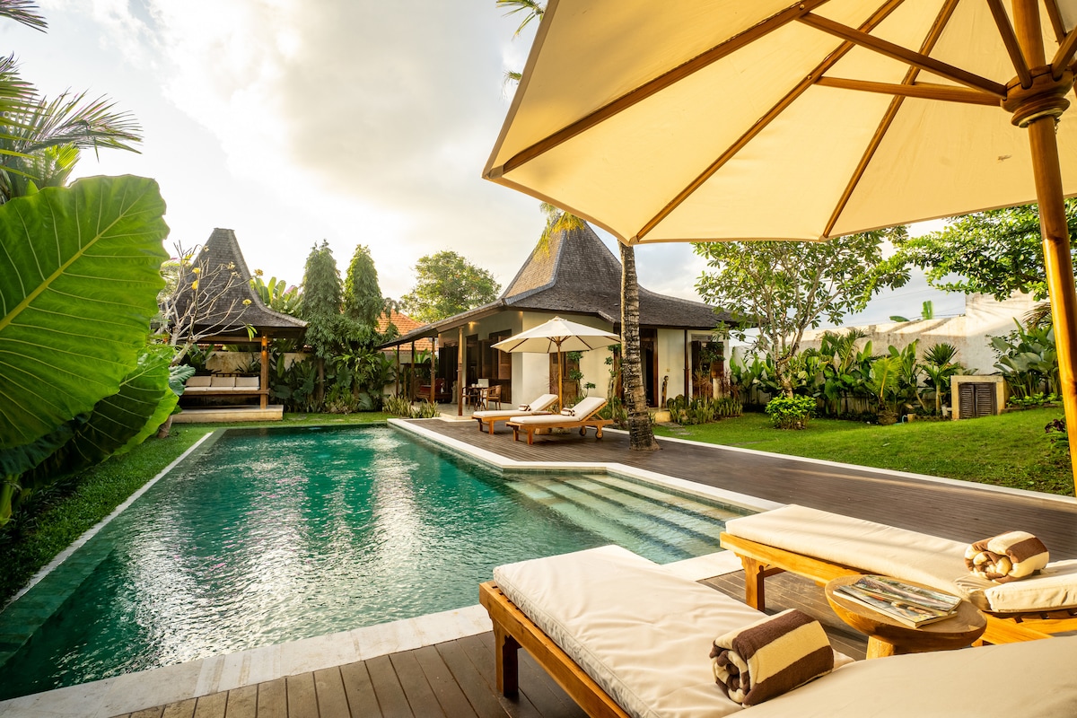 Authentic 5BR Lux Villa w/ HugePool in Canggu 1