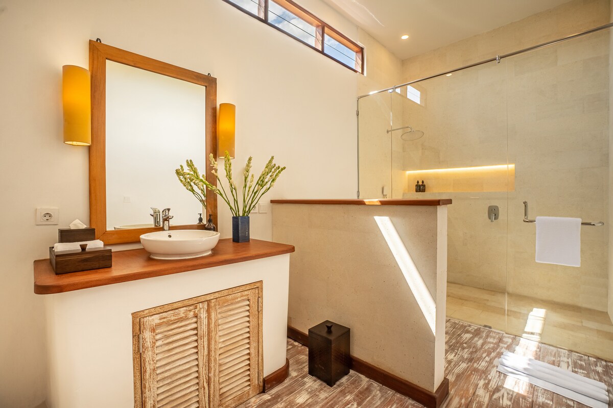 Authentic 5BR Lux Villa w/ HugePool in Canggu 14