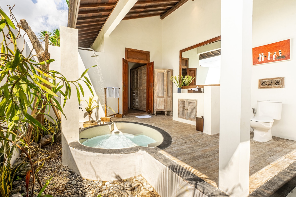Authentic 5BR Lux Villa w/ HugePool in Canggu 16