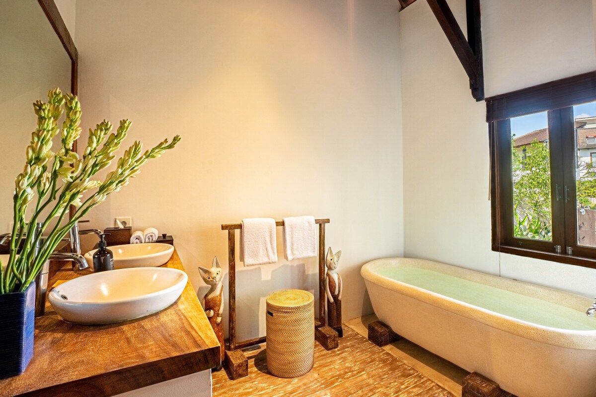 Authentic 5BR Lux Villa w/ HugePool in Canggu 28
