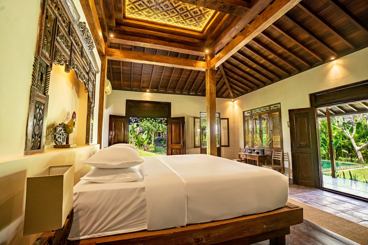 Authentic 5BR Lux Villa w/ HugePool in Canggu 29