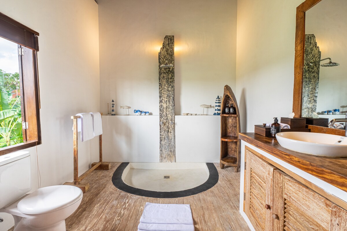 Authentic 5BR Lux Villa w/ HugePool in Canggu 33